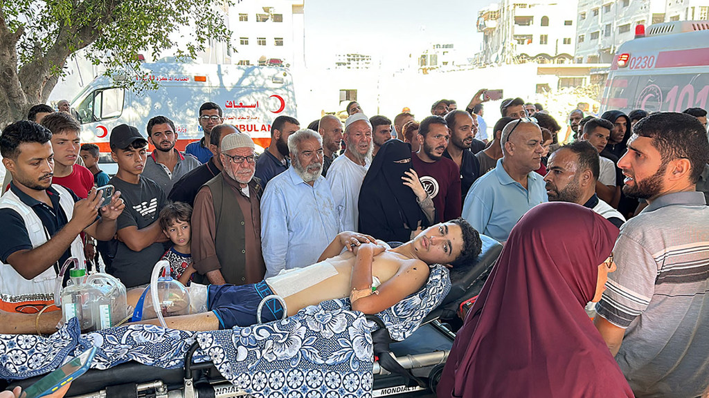 Los pacientes están siendo trasladados entre hospitales como parte de una misión de dos días en medio de las hostilidades y las restricciones de acceso en Gaza.